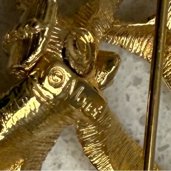 Vintage Bow Brooch Pin Signed Monet Gold Tone - Picture 6 of 7